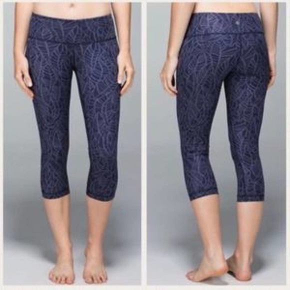 Lululemon Crop Leggings in Blue Purple Plum Leaf Print Cropped size 4 - Picture 1 of 6
